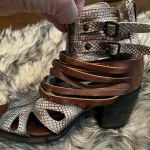 Free bird , tan , brown . Working Zipper in back . Cute buckles on side .